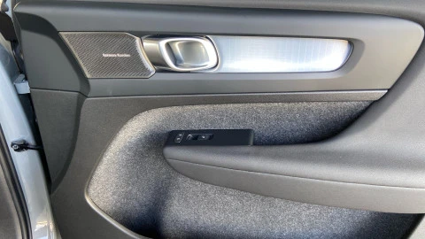 Volvo XC40 2.0 B3 G Plus Dark Auto