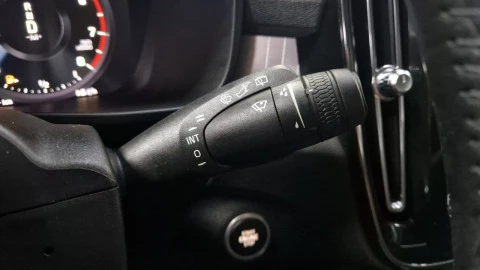 Volvo XC40 2.0 T4 Business Plus Auto