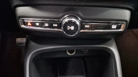 Volvo XC40 2.0 T4 Business Plus Auto