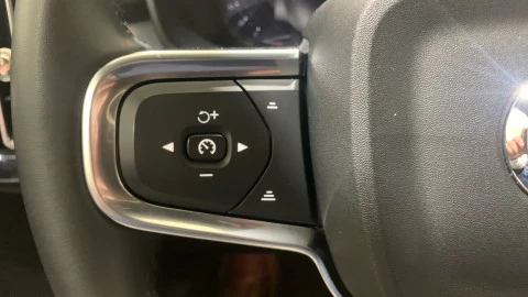 Volvo XC40 2.0 B3 G Plus Dark Auto