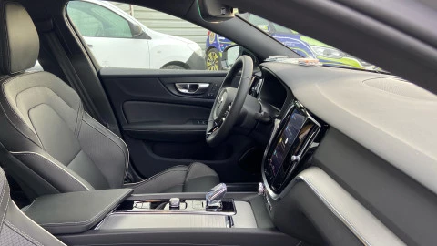 Volvo S60 B4(G) FWD Plus Dark Auto