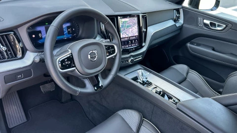 Volvo XC60 2.0 B5 G AWD Plus Dark Auto