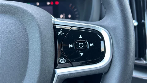 Volvo XC60 2.0 B5 G AWD Plus Dark Auto