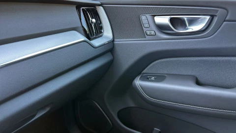 Volvo XC60 2.0 B5 G AWD Plus Dark Auto