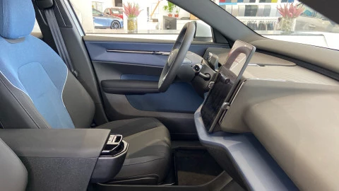 Volvo EX30 Single Motor Extended Range Core Auto