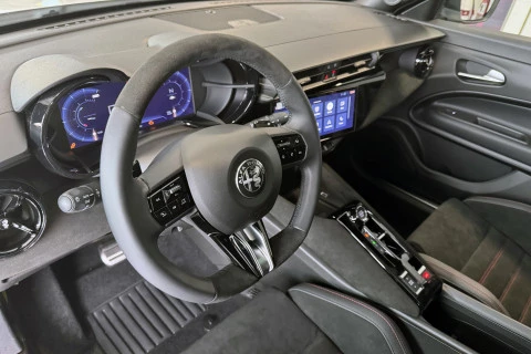 Alfa Romeo Junior Ibrida Speciale 108kW (145CV)