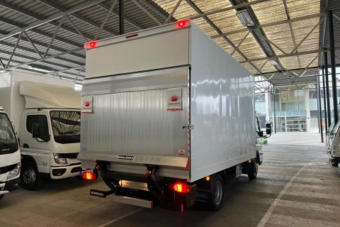 Fuso Canter 3.6 Ton 3C15 Paquetero con trampilla