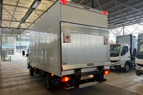 Fuso Canter 3.6 Ton 3C15 Paquetero con trampilla