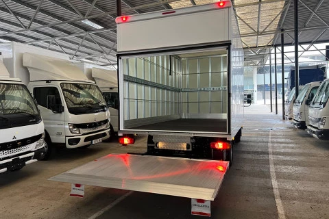 Fuso Canter 3.6 Ton 3C15 Paquetero con trampilla