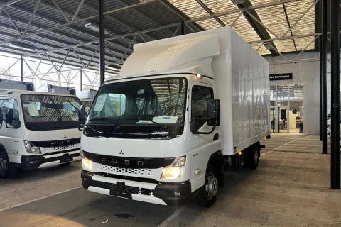 Fuso Canter 3.6 Ton 3C15 Paquetero con trampilla