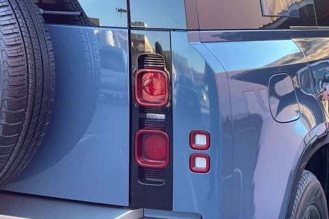 Land Rover Defender 110 3.0D I6 MHEV X-Dynamic SE 4WD AT 183 kW (249 CV)