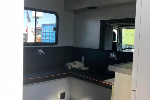 Mercedes-Benz Axor 1823 L TRANSPORTE DE CABALLOS