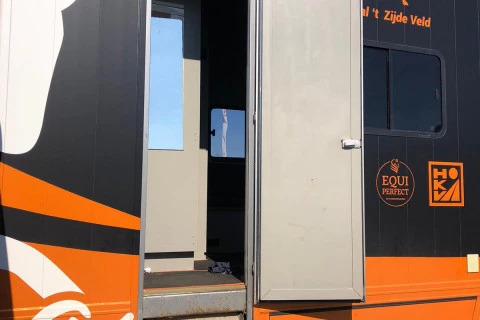 Mercedes-Benz Axor 1823 L TRANSPORTE DE CABALLOS