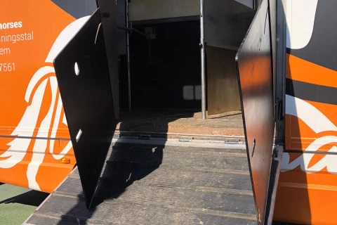 Mercedes-Benz Axor 1823 L TRANSPORTE DE CABALLOS