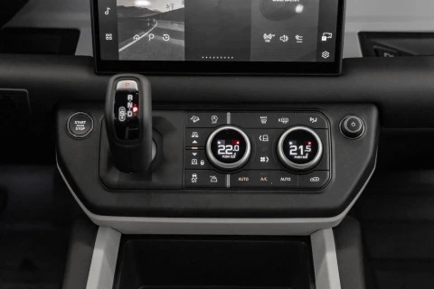Land Rover Defender 110 3.0D I6 MHEV X-Dynamic SE 4WD AT 221 kW (301 CV)