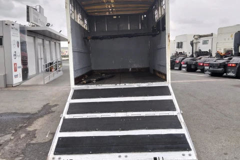 Nissan NT 500 TRANSPORTE CABALLOS