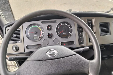 Nissan NT 500 TRANSPORTE CABALLOS