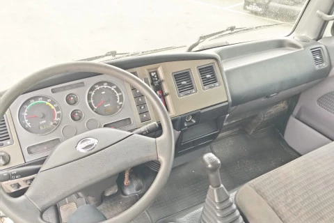 Nissan NT 500 TRANSPORTE CABALLOS