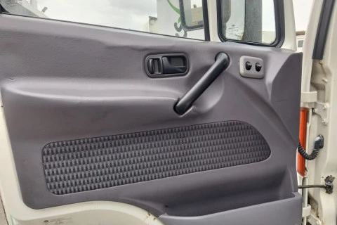 Nissan NT 500 TRANSPORTE CABALLOS