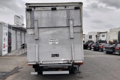 Nissan NT 500 TRANSPORTE CABALLOS