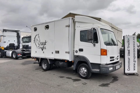 Nissan NT 500 TRANSPORTE CABALLOS
