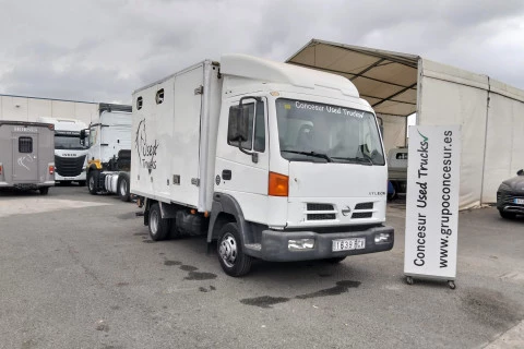 Nissan NT 500 TRANSPORTE CABALLOS