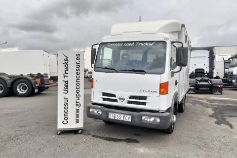 Nissan NT 500 TRANSPORTE CABALLOS