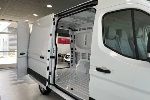 Nissan Interstar Furgón L2H2 3,5T 87 kWh A/T N-Connecta