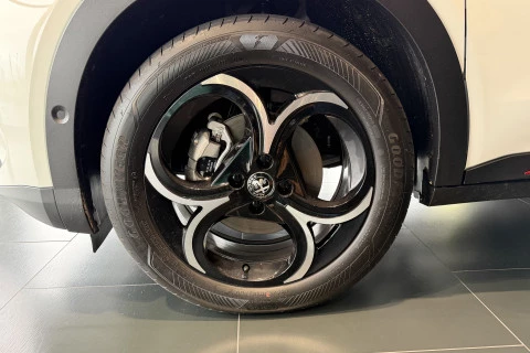 Alfa Romeo Junior Ibrida Speciale 107kW (145CV)