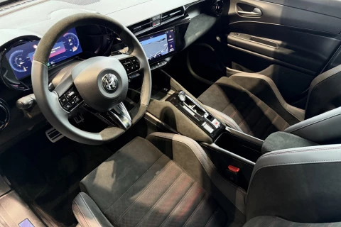 Alfa Romeo Junior Ibrida Speciale 107kW (145CV)