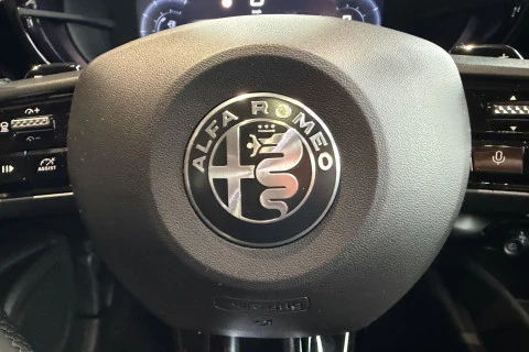 Alfa Romeo Junior Ibrida Speciale 107kW (145CV)