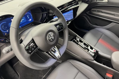 Alfa Romeo Junior Ibrida Speciale 108kW (145CV) Alfa Romeo Junior Ibrida Speciale 108kW (145CV)
