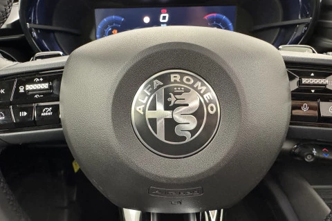 Alfa Romeo Junior Ibrida Speciale 108kW (145CV) Alfa Romeo Junior Ibrida Speciale 108kW (145CV)