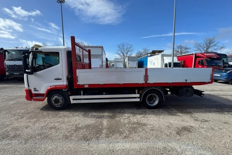 Nissan NT 500 PORTA VEHÍCULOS