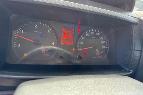 Nissan NT 500 PORTA VEHÍCULOS