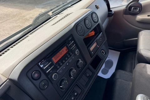 Nissan NT 500 PORTA VEHÍCULOS