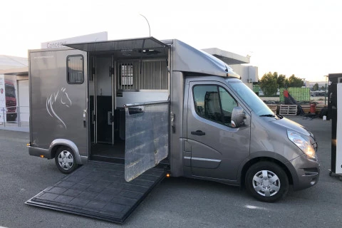 Renault Trucks Master 2.3 / para transporte de 2 caballos