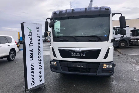 MAN TGL 12 TONELADAS + GANCHO DE 8 TONELADAS