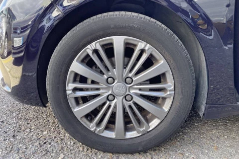 Peugeot 208 5P Signature 1.2L PureTech 60KW (82CV)