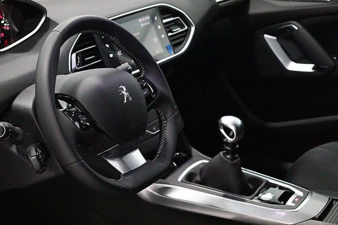 Peugeot 308 5p Allure 1.5 BlueHDi 96KW (130CV)