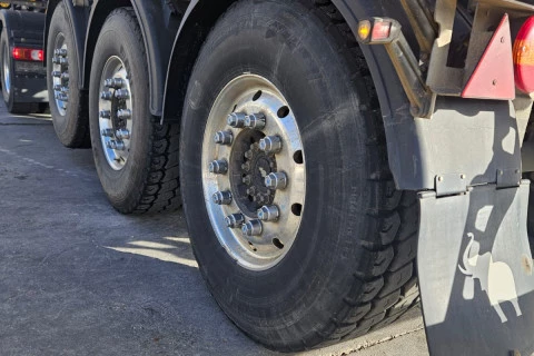 Mercedes-Benz Arocs 1853 HAD LS + BAÑERA SCHMITZ SKI 24 SL 7.2 AMARILLO