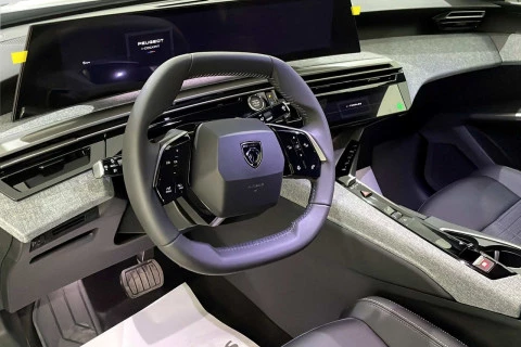 Peugeot e-3008 Allure Eléctrico 157kW