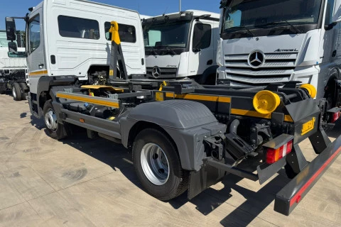 Mercedes-Benz Atego 1021 K + GANCHO PORTACONTENEDORES JIMECA 5 / ENTREGA INMEDIATA.