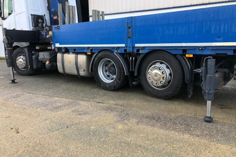 Mercedes-Benz Actros 2548 L + GRUA HMF 4020 + CAJA ABIERTA