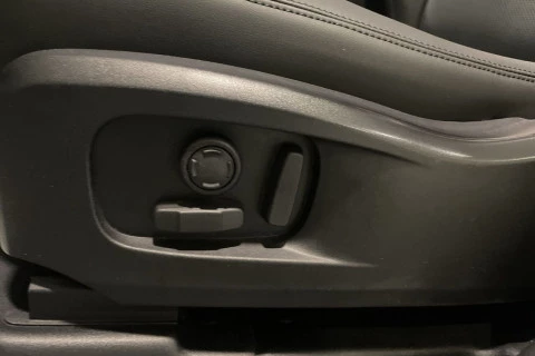 Land Rover Defender 3.0D I6 MHEV SE 4WD AT 183 kW (249 CV)