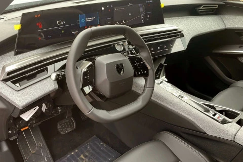 Peugeot 5008 Plug-in Hybrid 1.6 143KW Allure Exclusive e-DCS7