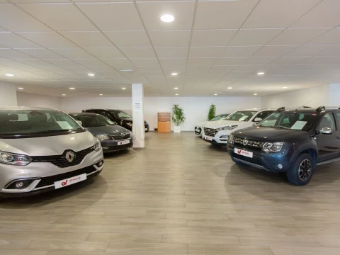 Sala de exposición interior en Driveris La Esperanza con vehículos de ocasión.