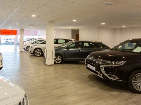 Vista lateral de coches en exposición en Driveris La Esperanza en Huelva.