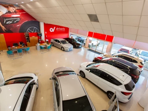 Vista panorámica de la sala de exposición en Driveris La Esperanza en Huelva.