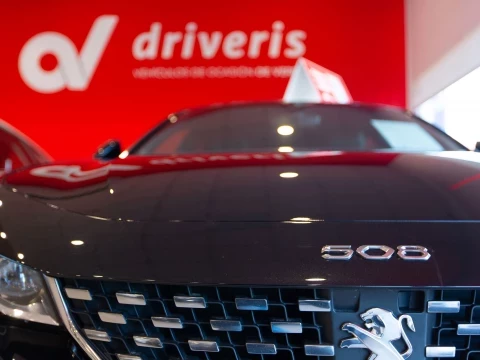 Primer plano de un Peugeot 508 en Driveris La Esperanza en Huelva.
